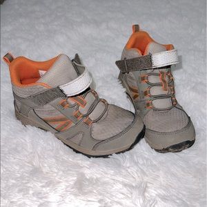 Kids 🥾 hiking shoes very good condition only wore twice !!!!!